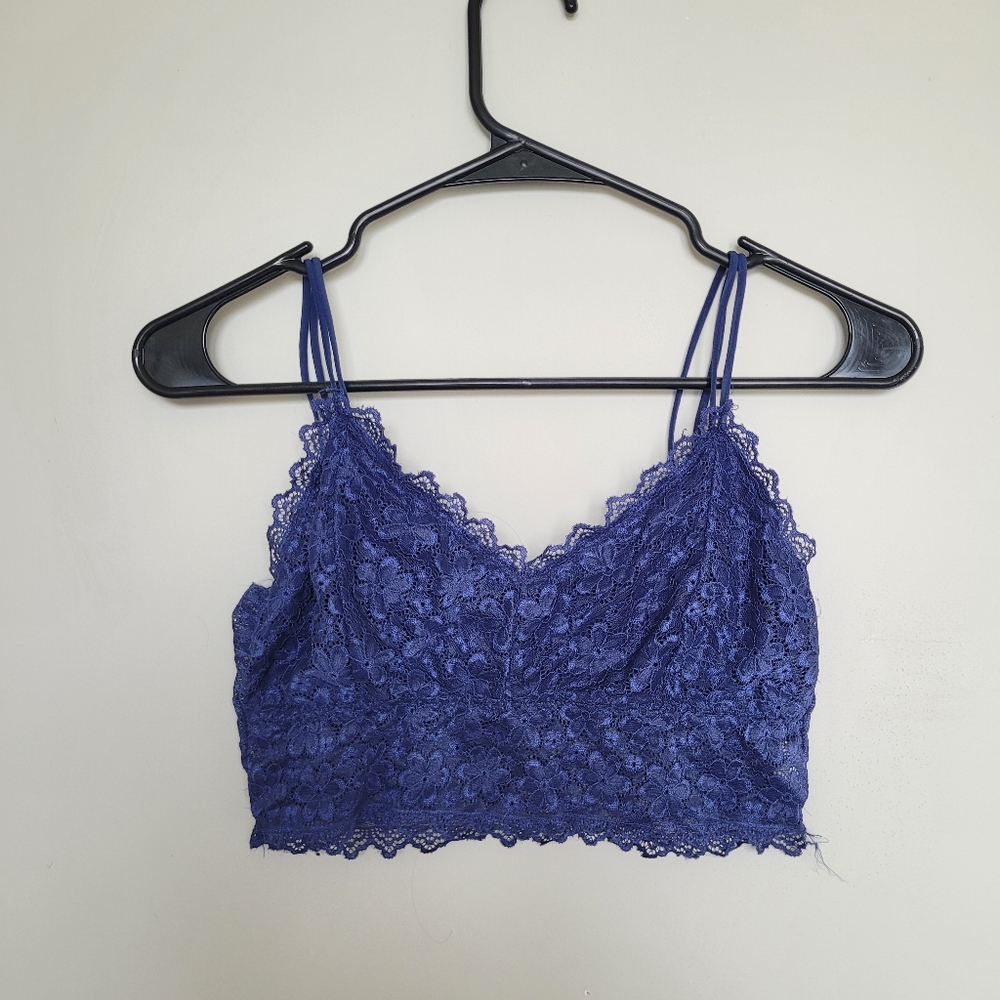Elegant Blue Lace Bandeau with Scalloped Details